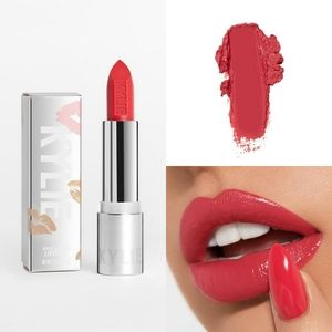 ⭐KYLIE COSMETICS CREME LIPSTICK IN AMORE NEW⭐